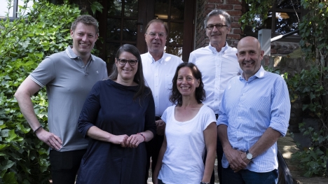 GPRA wählt neues Präsidium - Das neu gewählte GPRA-Präsidium (v.l.n.r.): Matthias Wesselmann - fischerAppelt, Jelena Mirkovic - komm.passion, Peter Heinrich - HEINRICH Kommunikation, Alexandra Groß - Fink & Fuchs, Uwe Kohrs - impact, Hanning Kempe - FleishmanHillard. Alle Teilnehmer:innen waren coronakonform doppelt getestet oder geimpft - Foto: GPRA